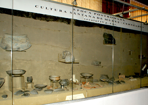 Imagine din expozitia Marturii Arheologice. Situl Negrilesti- Curtea Scolii